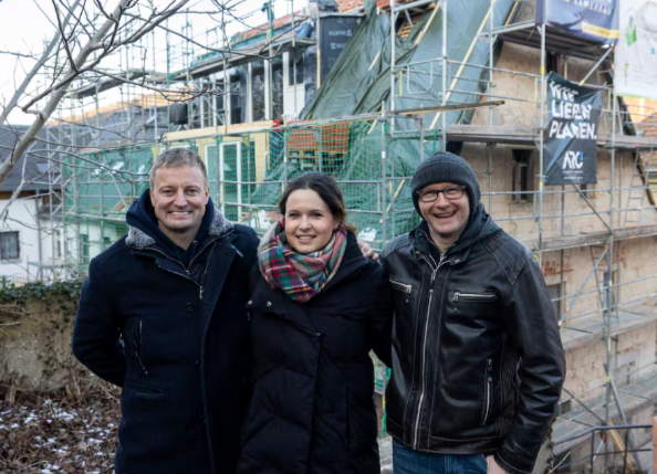 Szilivia, Simon und Martin vor dem dritten Hotel im Bau