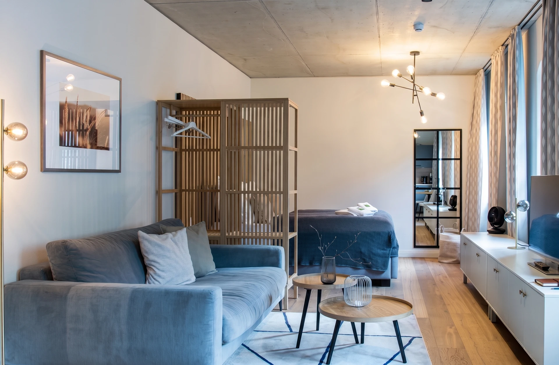 Wohnbereich mit Sofa und Bett