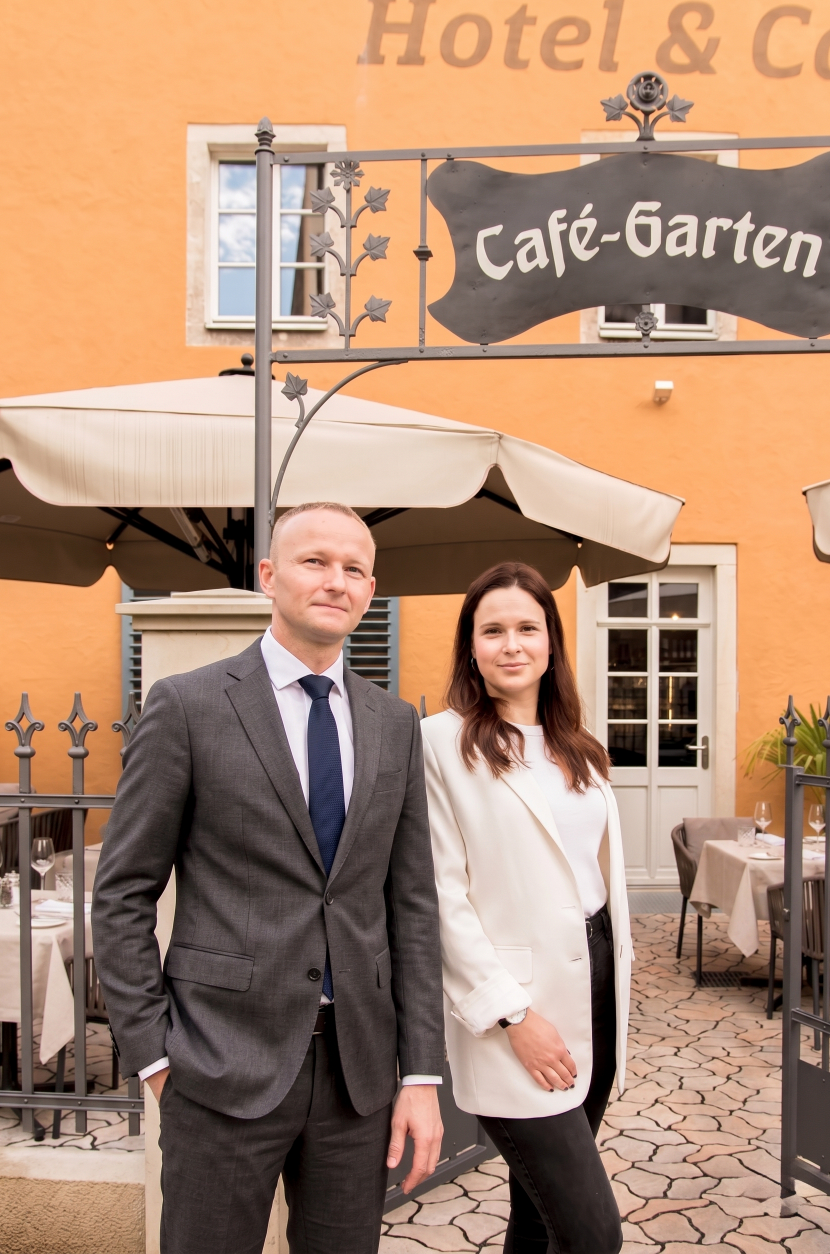 Gastgeberpaar vor dem Café-Garten der Alten Bäckerei